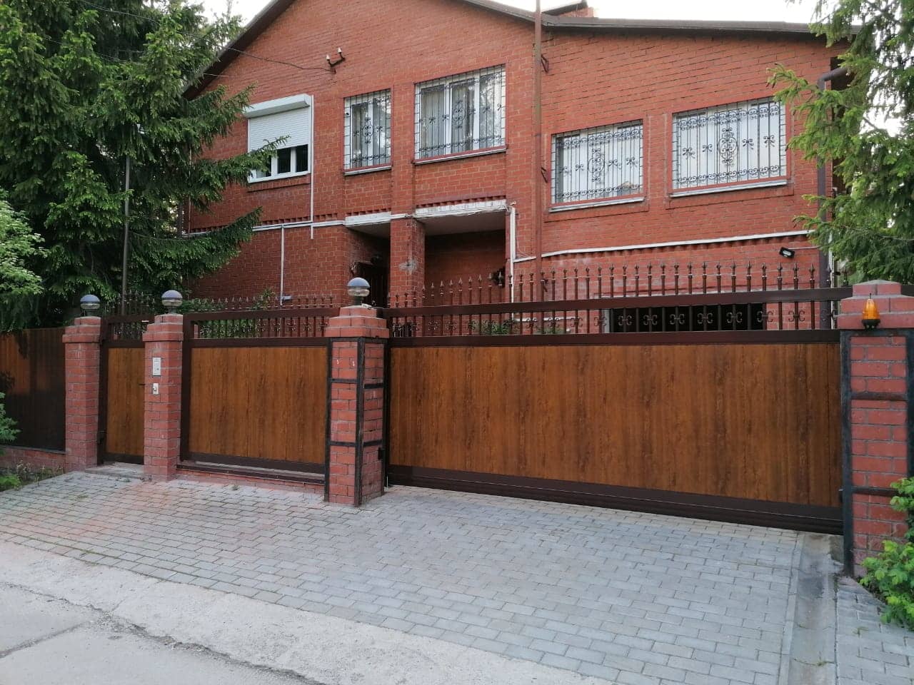 Уличные ворота DoorHan в Барнауле с установкой