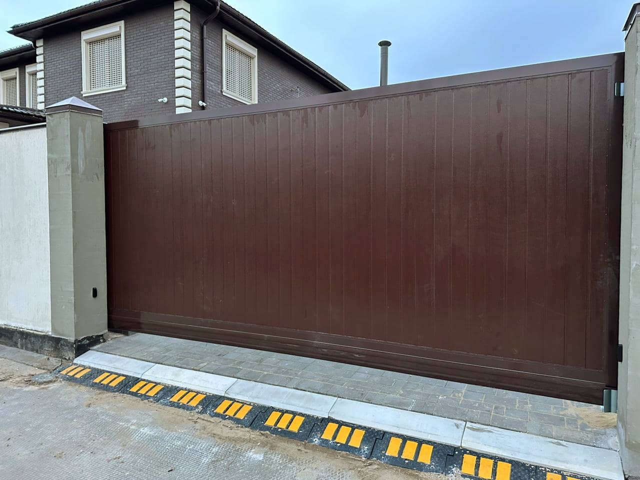 Уличные ворота DoorHan в Барнауле с установкой